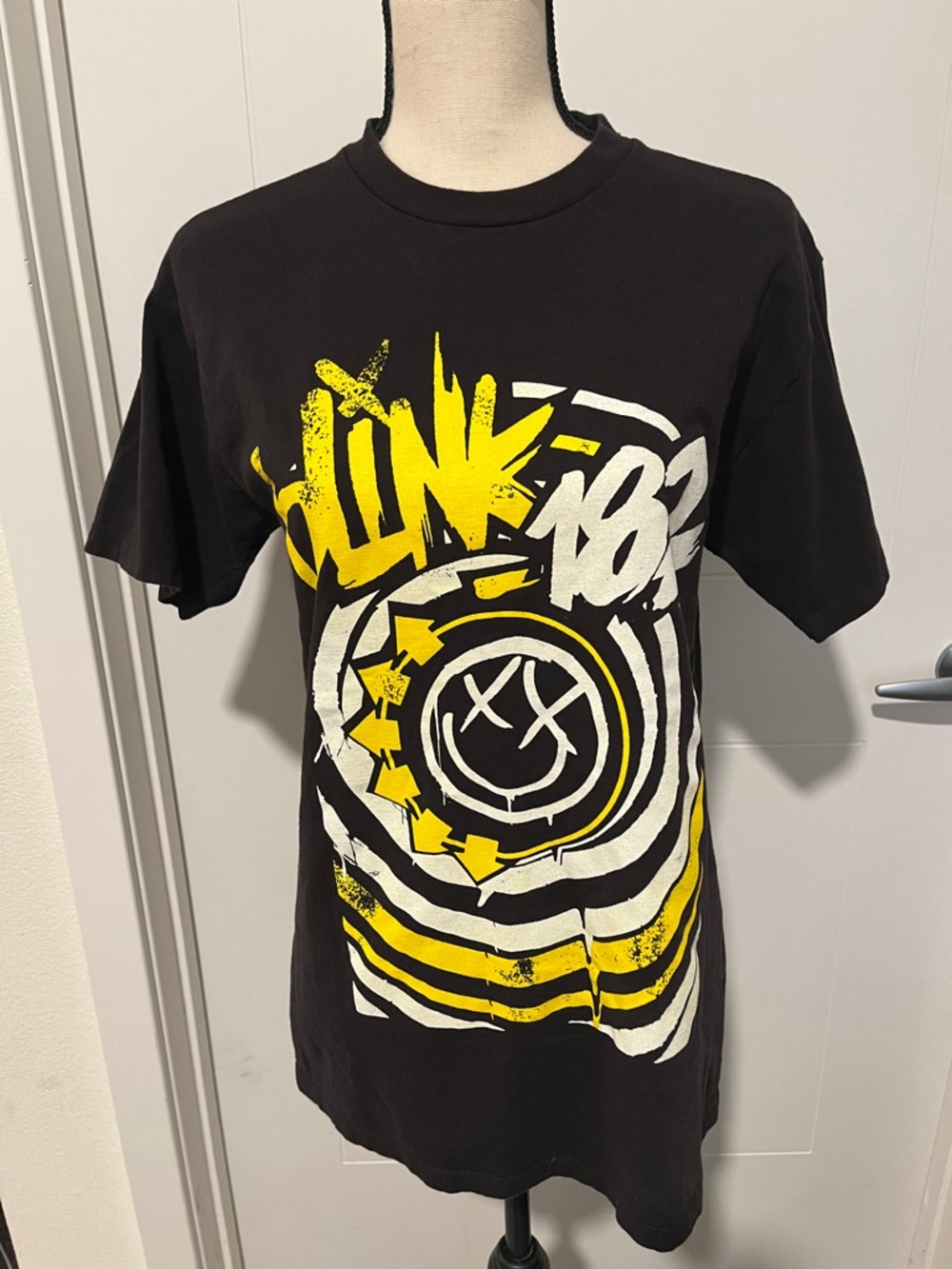 Blink-182 Distressed Music Band Black Yellow Graphic T-Shirt Concert Festival